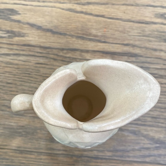 Hull USA J20 4 3/4” Vintage Cream Ceramic Vase with Floral Design. - Picture 4 of 8